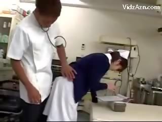 Enfermeira obtendo dela cona rubbed por specialist e 2 enfermeiras em o surgery