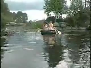 Tres increíble niñas desnuda niñas en la selva en barco para pinchazo hunt