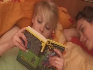 Lezzies reading buch und spielend