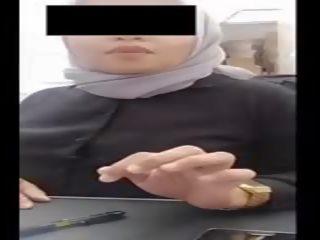 Hijab giovane signora con grande tette heats suo ragazzo a lavoro da webcam
