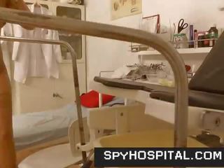 Neįtikėtinas kojos aukštas kulnai paauglys nuvyko į gynecologist paslėptas kamera klipas