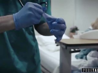 Puro tabu perv médicos homem dá jovem grávida paciente vagina exame