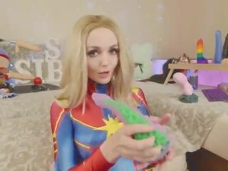 Amator adolescenta în costum captain marvel tests nou jucarii rău dragon sia siberia